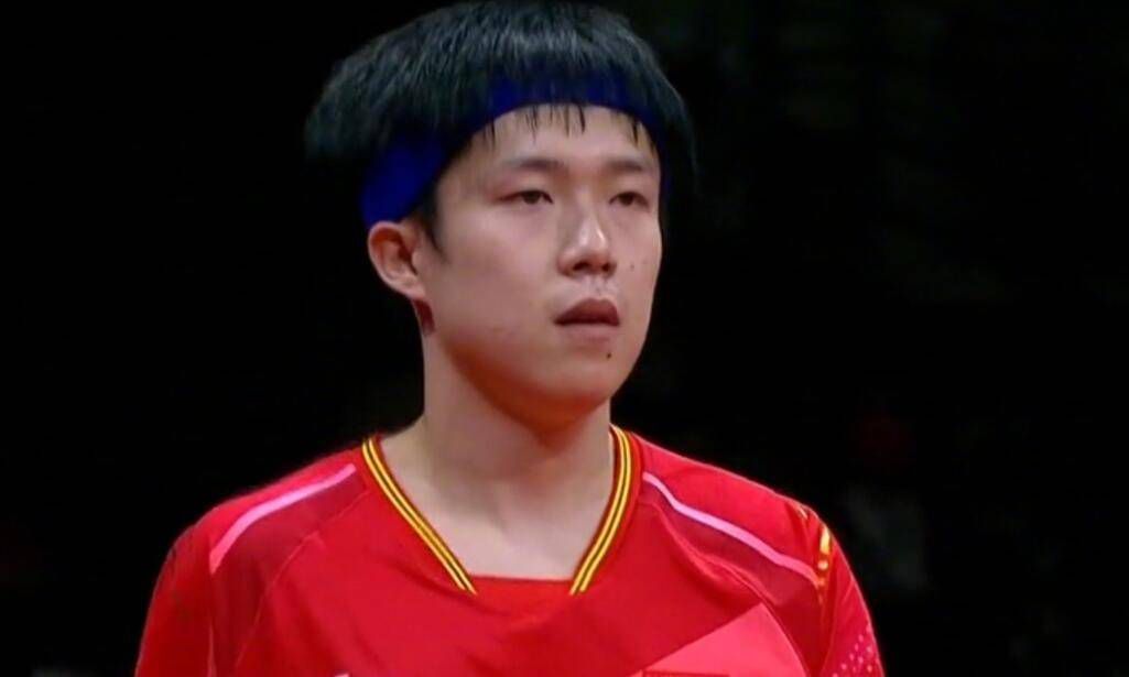 阿星（周星驰 饰)操纵特异功能在赌王年夜赛出尽风头，尔后云游世界，不知所踪。洪光（秦沛 饰）不甘愿宁可掉败，再度组织“超等赌王年夜赛”。松爷（刘镇伟 饰）迫令三叔（吴孟达 饰）寻觅特异功强人士参赛。另外一方面，年夜陆对阿星在港所作所为十分不满，派出一样有特异功能的阿星之姐阿梅（梅艳芳 饰）赴港捉回阿星。三叔巧遇鱼市赌霸（郑裕玲 饰），为其赌技折服邀她出赛，却不知对方只是为弟弟张罗手术费的一位翻戏罢了。阿梅暂住三叔家里，与年夜陆抵港的义匪年夜B（钟镇涛 饰）结识并心生爱意，而且终究承诺教授赌霸特异功能以帮忙她度过难关。